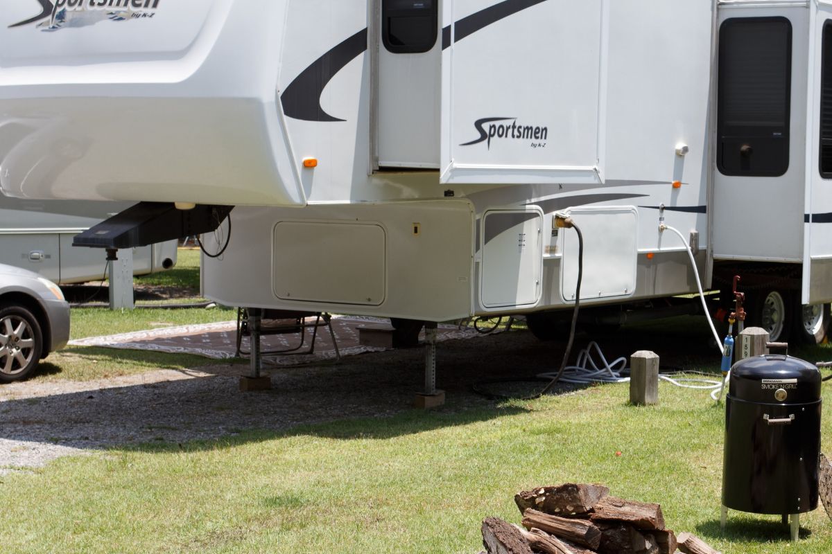 Fifth Wheel Campers Better for Off Grid Camping thumbnail